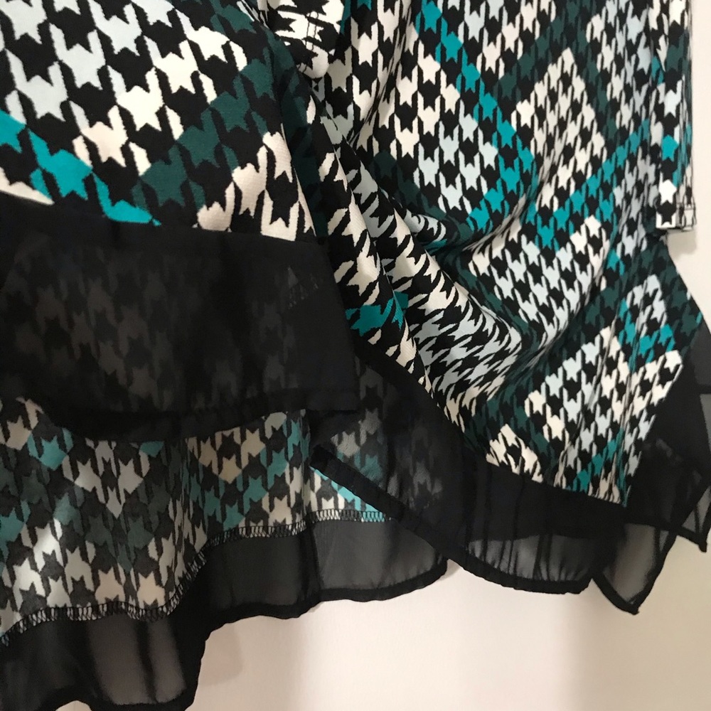 CATO-Multi Color Ruffled Bottom Top-SZ Small - Picture 4 of 6